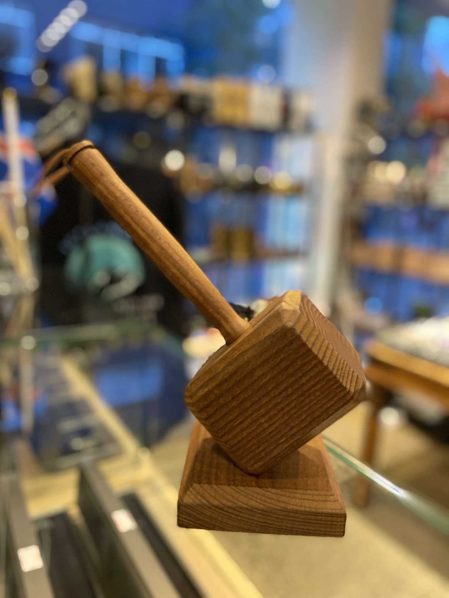 Wooden  hammer opener with magnet