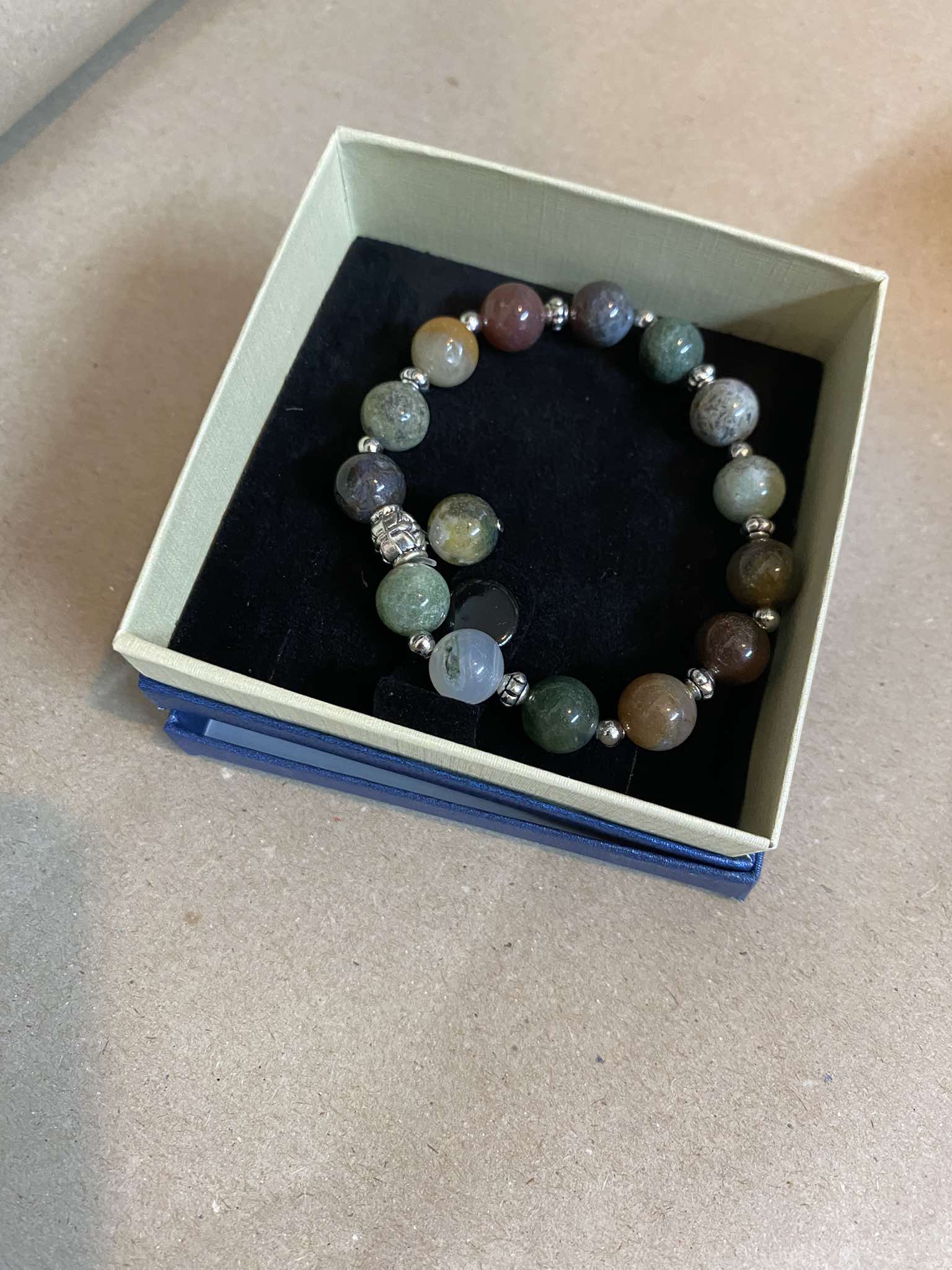 Bracelet with minerals
